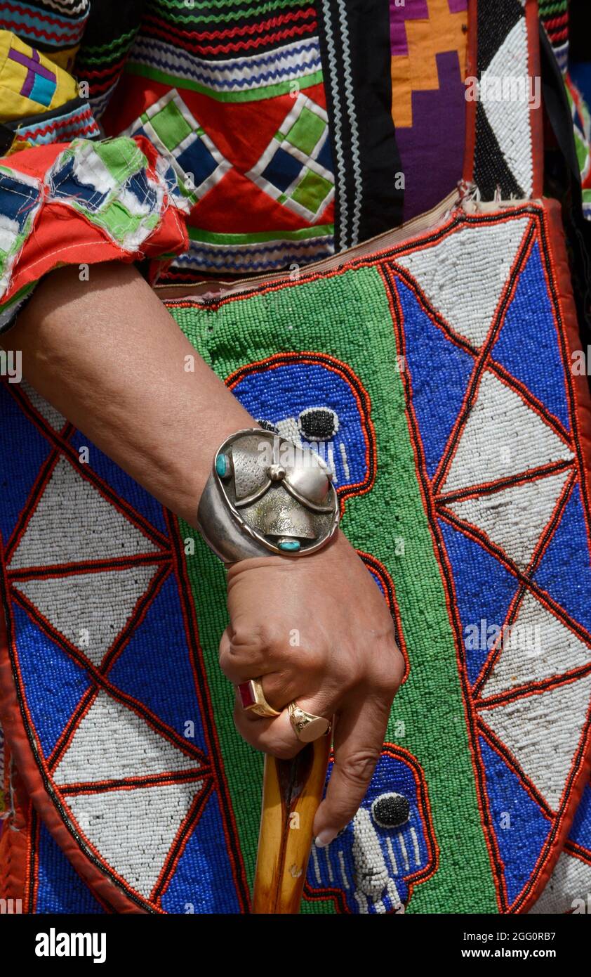 Die afroamerikanische Künstlerin Carolyn Mae Lassiter trägt Schmuck und  Kleidung der Ureinwohner Amerikas, während sie den jährlichen Santa Fe  Indian Market in New Mexico besucht Stockfotografie - Alamy