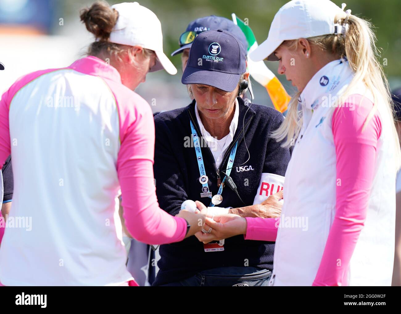 Der Schiedsrichter überprüft die Spieler des Teams GB&I. Golfbälle vor dem Spiel während des Curtis Cup Day 2 2021 - Nachmittag Fourballs Foursomes in Conwy Stockfoto