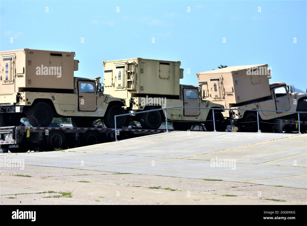 Militärische Ausrüstung wird am 20. August 2021 gezeigt, die nach Abschluss der 78. Training Division Combat Support Training Exercise 78-21-04 für den Versand in Fort McCoy, Wisconsin, vorbereitet wird. Die Abteilung Bewegungen der Transportation Division von Fort McCoy Logistic Readiness Center (LRC) half dabei, die Bewegung der Ausrüstung zu koordinieren. (USA Army Photo von Scott T. Sturkol, Public Affairs Office, Fort McCoy, Wisp.) Stockfoto