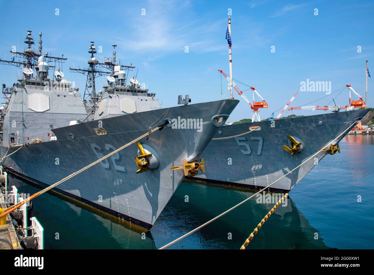 YOKOSUKA, Japan (Aug 26, 2021) – der geführte Raketencruiser USS Lake Champlain der Ticonderoga-Klasse (CG 57) liegt neben der USS Chancellorsville (CG 62) am Commander, Fleet Activities Yokosuka’s (CFAY) Liegeplatz 7, nachdem er zu einem planmäßigen Hafenbesuch angekommen ist. Seit mehr als 75 Jahren stellt, pflegt und betreibt CFAY Basiseinrichtungen und -Dienste zur Unterstützung der im Einsatz kommenden Seestreitkräfte der 7. US-Flotte, der Pächter-Kommandos und Tausender militärischer und ziviler Mitarbeiter und ihrer Familien. (USA Navy Foto von Ryo Isobe) Stockfoto