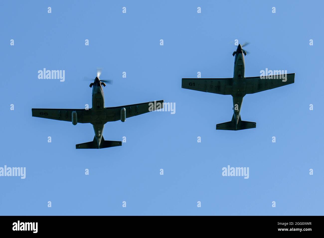 Flugzeuge der slowenischen Streitkräfte fliegen über das Andraž-Denkmal in Andraž Nod Polzelo, Slowenien, 25. August 2021. 1944 Jahr 17 wurde der US-Bomber B-‘Andraž Dark Eyes’ über „Nod Polzelo“ abgeschossen, und das Denkmal für ‘Dark Eyes’ wurde am 22. März 2014 eingeweiht. Der amerikanische B-17-Bomber flog während des Zweiten Weltkriegs 80 Einsätze am Himmel über dem besetzten Frankreich, Italien und Nazi-Deutschland. (USA Luftwaffe Foto von Senior Airman Brooke Moeder) Stockfoto
