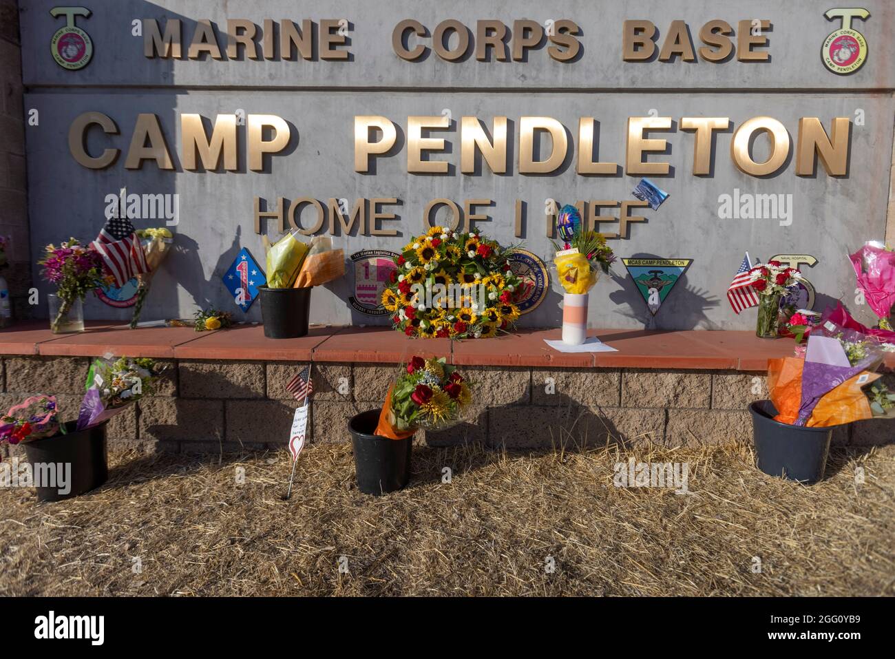 Nach dem Bombenanschlag auf dem Hamid Karzai International Airport in Kabul, Afghanistan, werden Blumen am Haupttor zum U.S. Marine Base Camp Pendleton in Oceanside, Kalifornien, USA, am 27. August 2021 gezeigt. REUTERS/Mike Blake Stockfoto