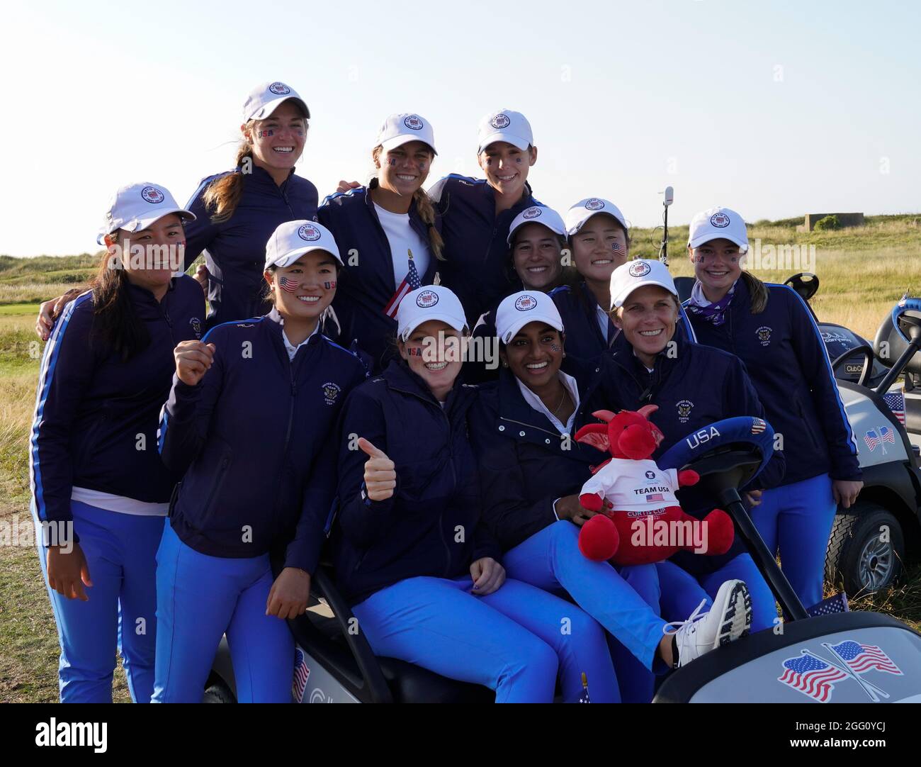 Die Spieler des US-Teams posieren für ein gemeinsames Foto während des Curtis Cup Day 2 2021 - Nachmittag Fourballs Foursomes im Conwy Golf Club, Conwy, Wales am 27/8/ Stockfoto