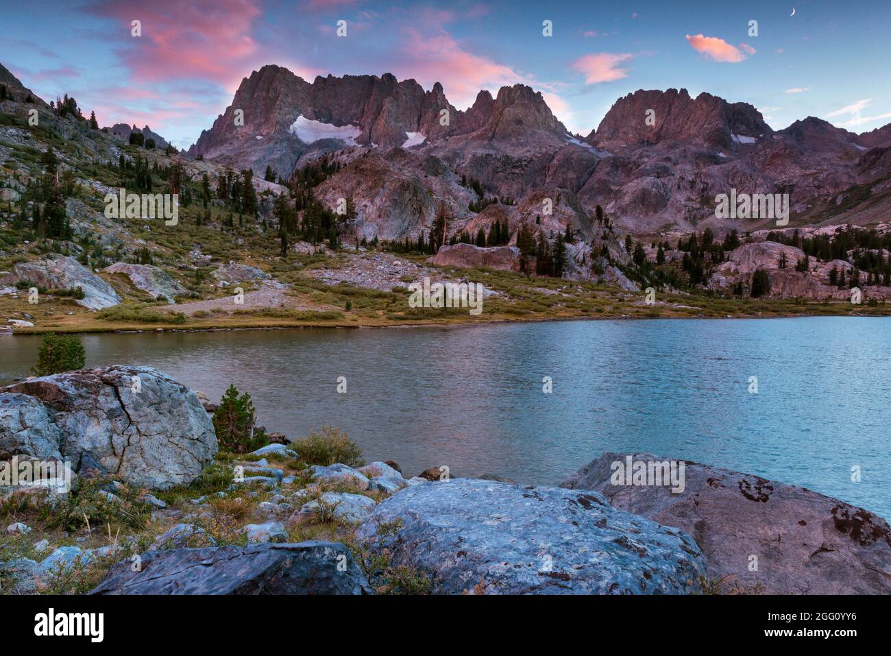 Sonnenuntergang, Die Minarette, Ediza Lake, Ansel Adams Wilderness, Inyo National Forest, Eastern Sierra, Kalifornien Stockfoto