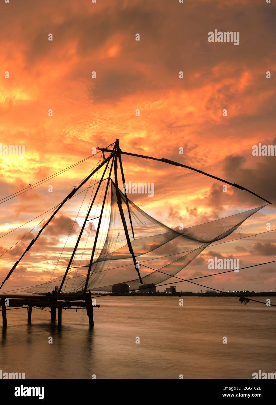 Die chinesischen Fischernetze in Fort Kochi, Kerela, Indien. Stockfoto