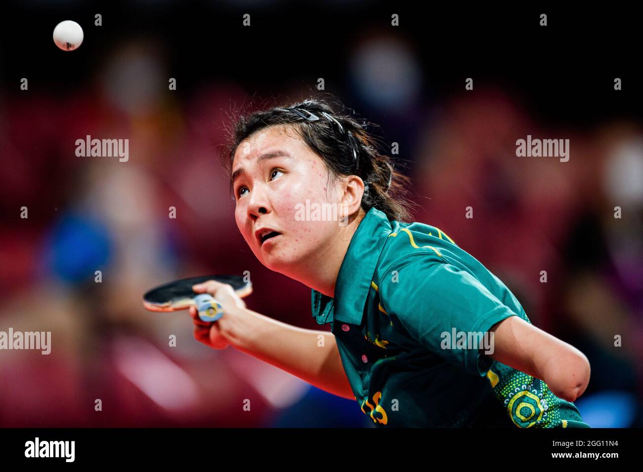 TOKIO, JAPAN. August 2021. Yang Qian aus Australien tritt bei den Frauen-Singles - Klasse 10 Viertelfinale 2 während des Tischtennis QF SM und der Finals der Paralympischen Spiele Tokio 2020 im Olympiastadion am Samstag, 28. August 2021 in TOKIO, JAPAN, an. Kredit: Taka G Wu/Alamy Live Nachrichten Stockfoto