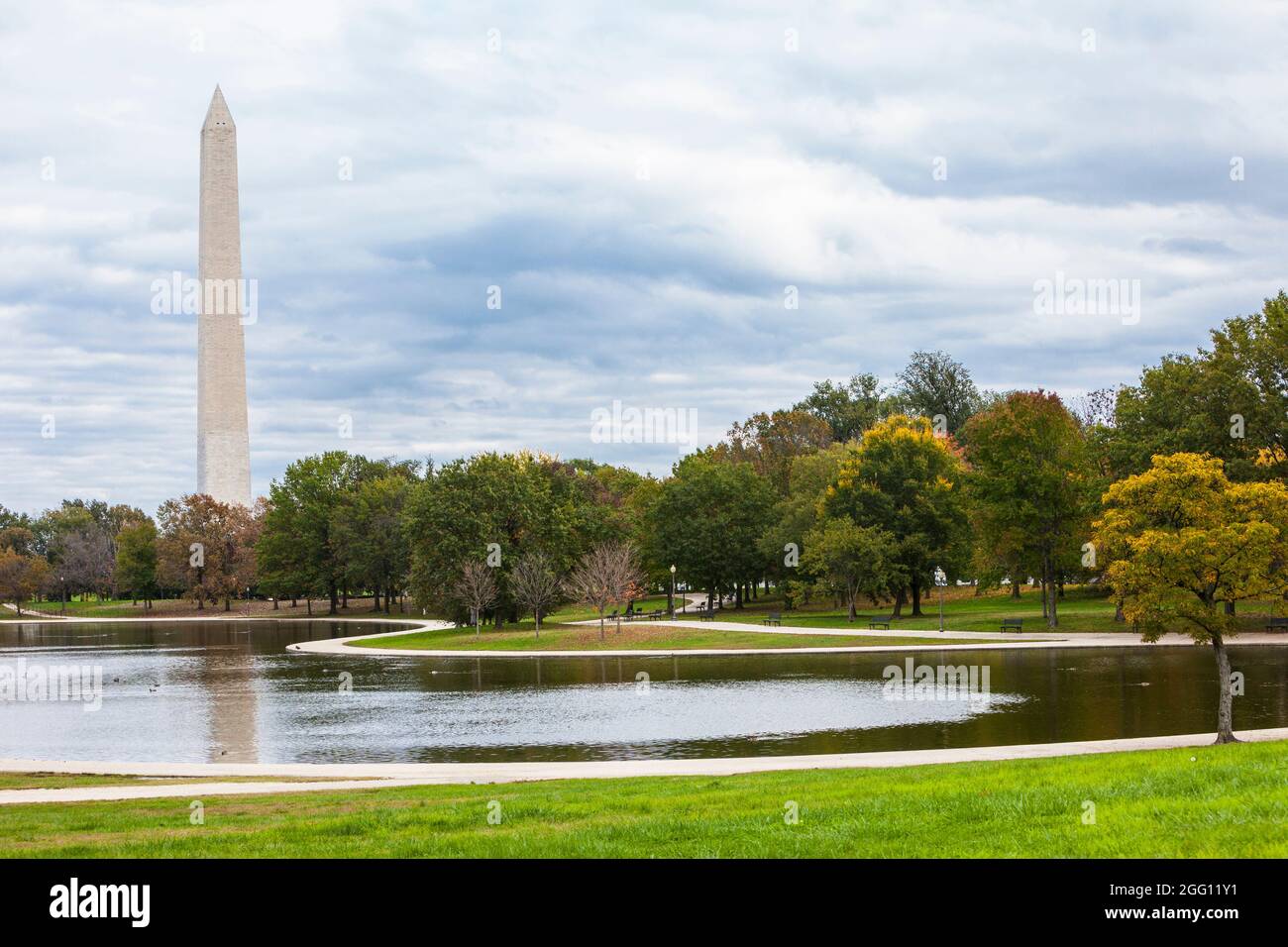 Herbsttag in der National Mall, mit Washington Monument, Washington DC, USA. Stockfoto