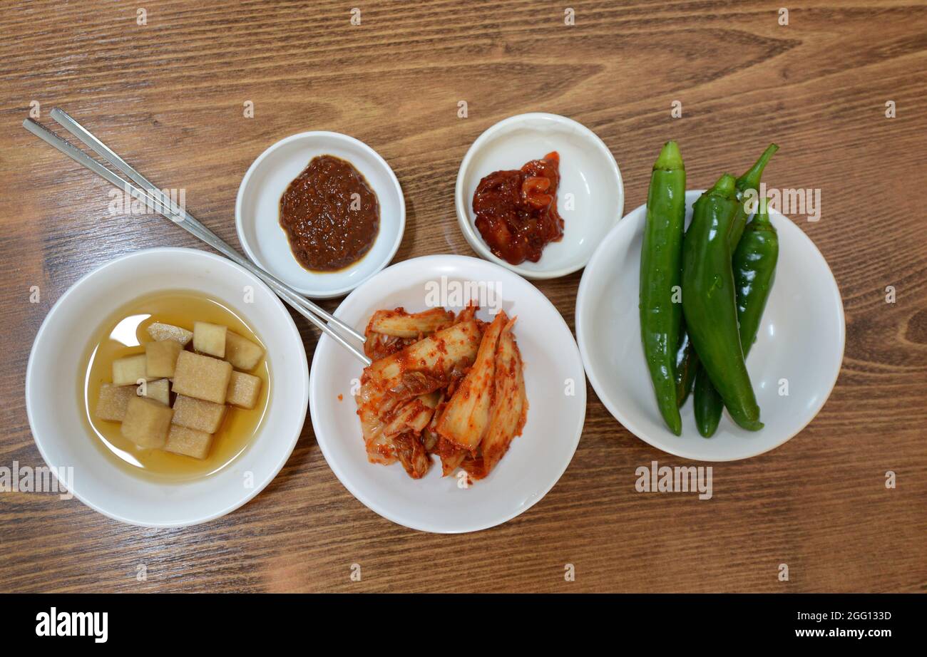 Koreanischer Kimchi und eingelegter Rettich. Stockfoto