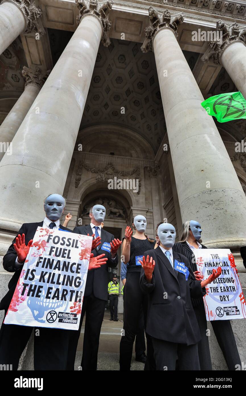 London, Großbritannien. August 2021. Rebellen, die als gesichtslose Finanziers verkleidet sind, schließen sich während des Marsches als Teil der „Unmöglichen Rebellion“ dem Protest an. Sie glauben, dass die Stadt London auf Blutgeld gebaut wurde und fordern einen Wandel zum repressiven Kolonialsystem, das die Krisen des Klimas und des Rassismus antreibt. Sie fordern auch, dass die Regierung die Politik ändert, um die ökologische und klimatische Notlage zu bewältigen und alle Investitionen in neue fossile Brennstoffe sofort einzustellen. Kredit: SOPA Images Limited/Alamy Live Nachrichten Stockfoto