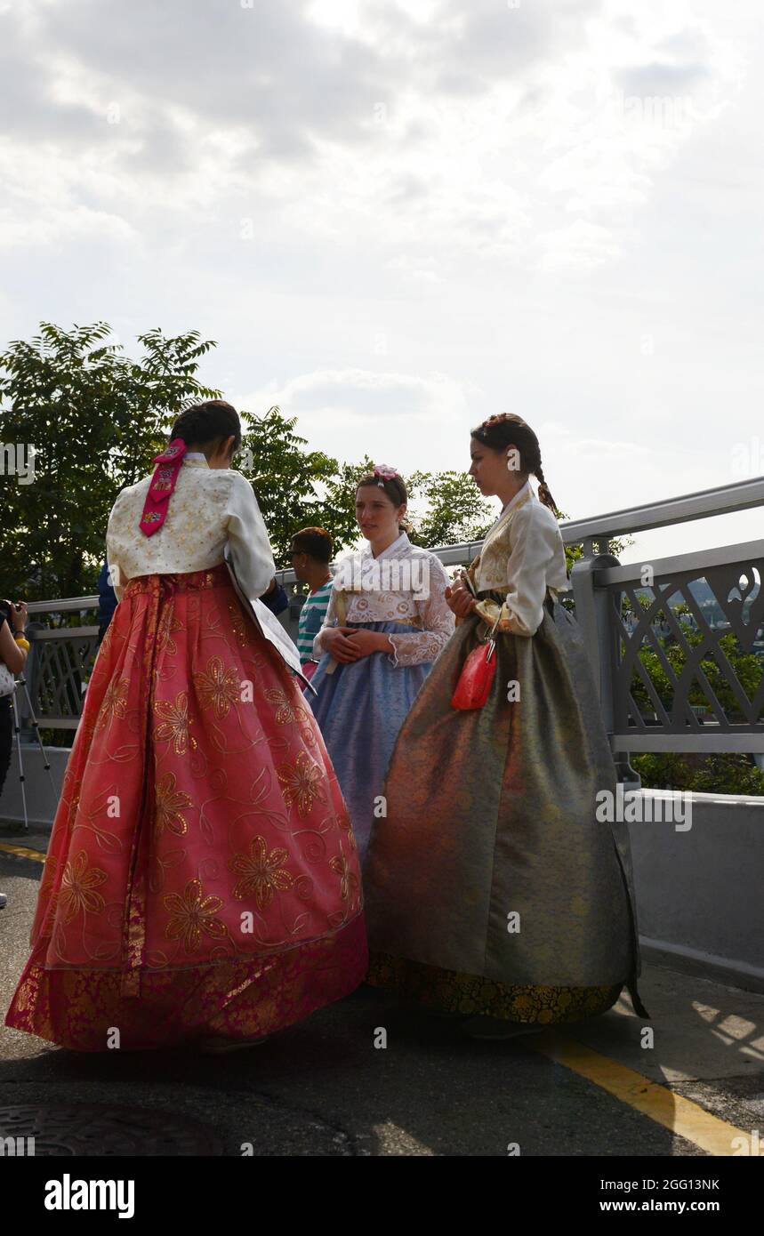 Kaukasische Frauen in traditionellem koreanischen Kleid im Dorf Bukchon Hanok in Seoul, Korea. Stockfoto