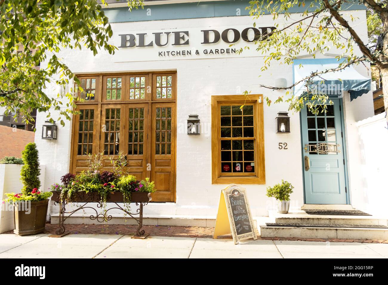 Das Blue Door Kitchen and Garden Restaurant an der West Elm Street im Gold Coast-Viertel von Chicago, Illinois, USA. Stockfoto