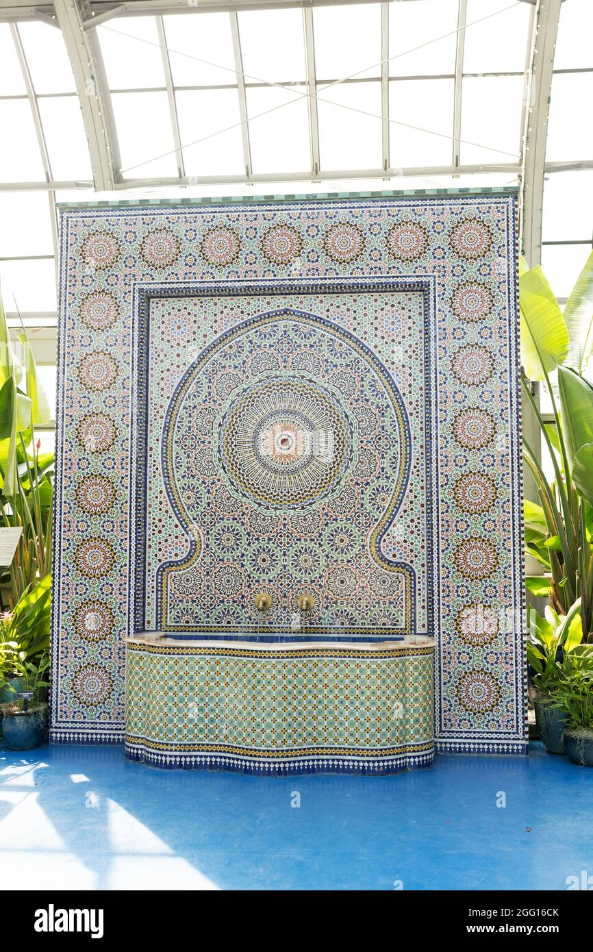 Der Zellij-Brunnen von Said Ben Adiba, Hassan Jemghili und Jawad Rizki in der Gartenbauhalle des Garfield Conservatory in Chicago, Illinois. Stockfoto