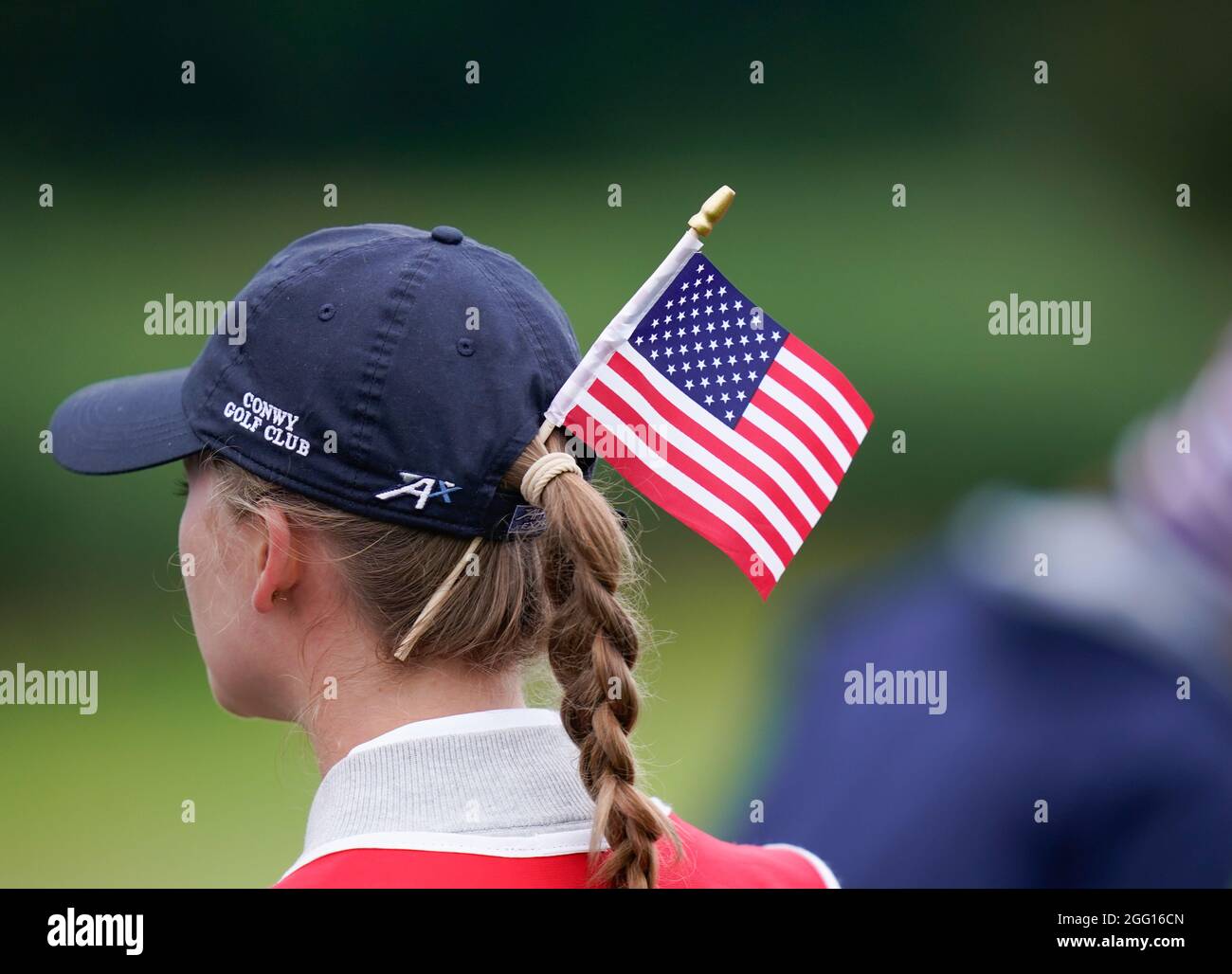 Eine Team USA Caddies trägt eine Stars & Stripes-Flagge im Haar während des Curtis Cup 2021 Day 1 - Morning Foursomes im Conwy Golf Club, Conwy, Wales am 2 Stockfoto