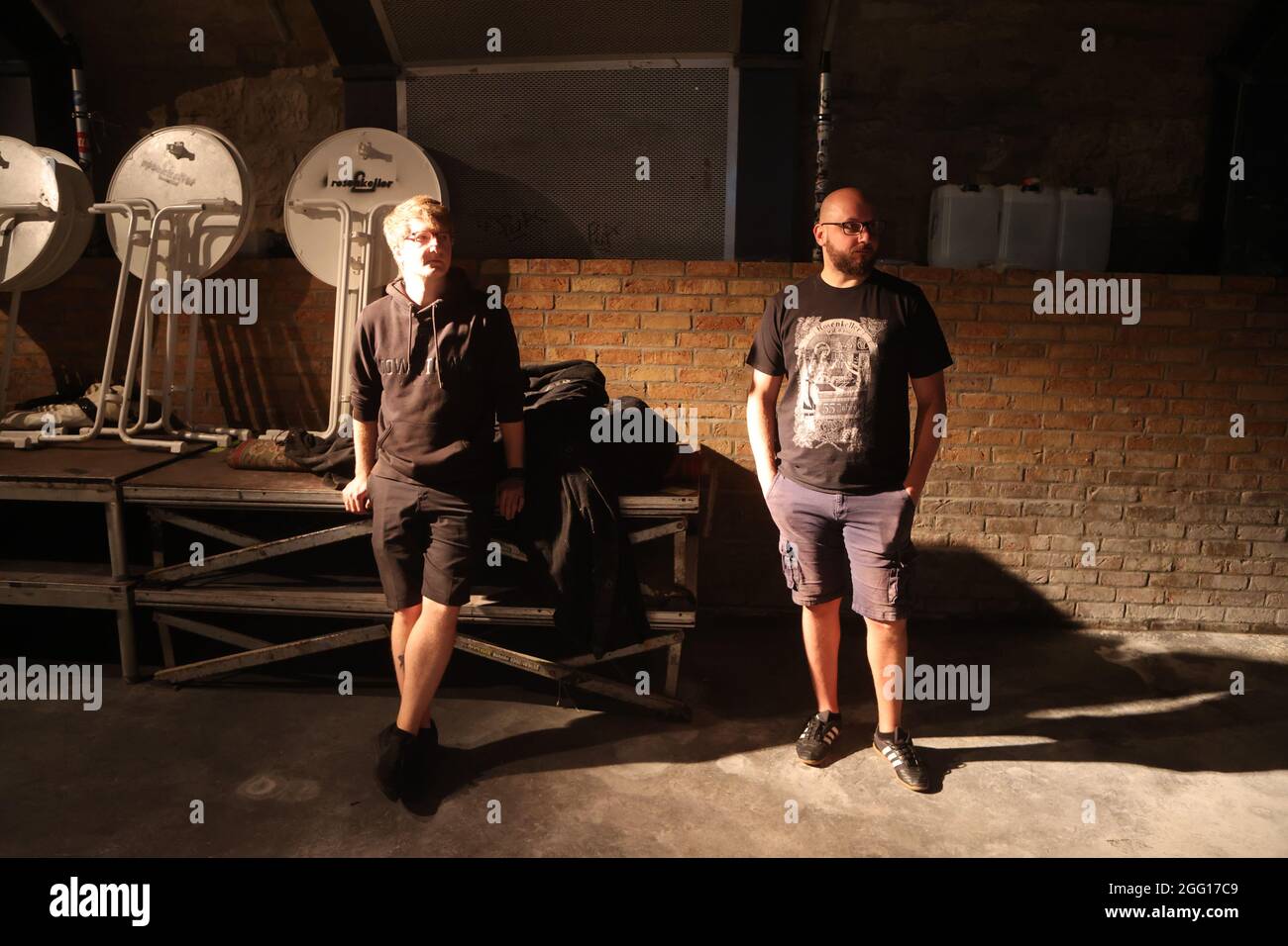 Jena, Deutschland. August 2021. Jan Hörnig (r) und Andreas Tran stehen in den Clubräumen des Rosenkeller, einem Studentenclub in der Innenstadt. Oper geht, Kino geht, Stadion geht. Aber wie ist die Corona-Situation in den Musikclubs Thüringens? Ein Blick in die Hallensaison macht viele Betreiber skeptisch. (To dpa: 'Musikclubs, die einem weiteren trockenen Zauber gegenüberstehen: 'Langsam nicht mehr lustig') Kredit: Bodo Schackow/dpa-zentralbild/dpa/Alamy Live News Stockfoto