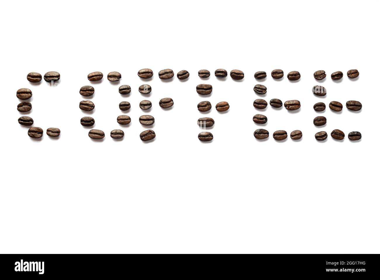 Kaffee Worttitel geschrieben mit Kaffeebohnen isoliert auf weißem Hintergrund Stockfoto