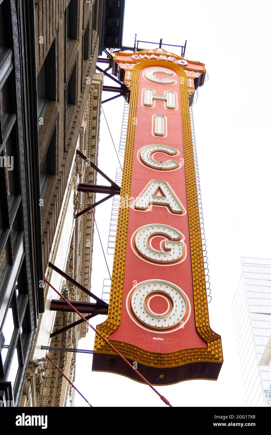 Das Schild vor dem Chicago Theater auf der North State Street in Chicago, Illinois, USA. Stockfoto