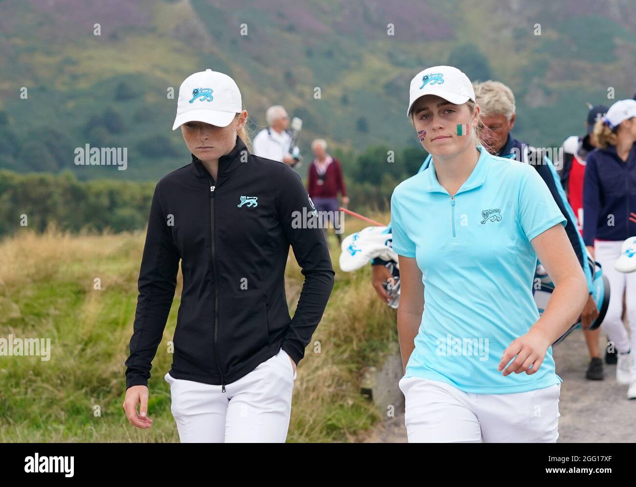 Hannah Darling und Louise Duncan von Team GB&I verlassen das 15. T-Shirt während des Curtis Cup 2021, Tag 1, am Morgen im Conwy Golf Club, Conwy, Wales Stockfoto