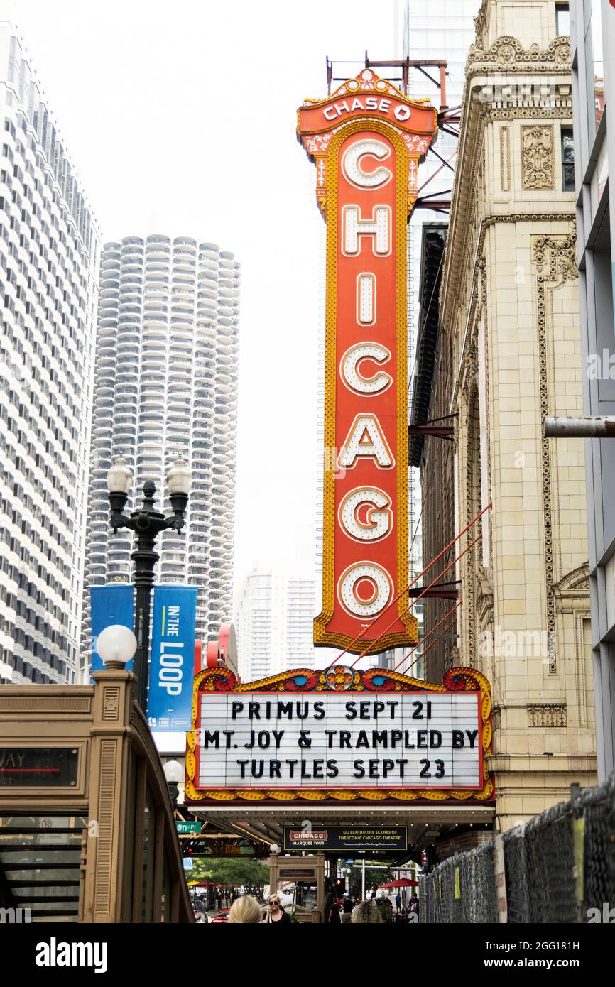 Das Schild und das Festzelt vor dem Chicago Theater an der North State Street in Chicago, Illinois, USA, im Sommer 2021. Stockfoto