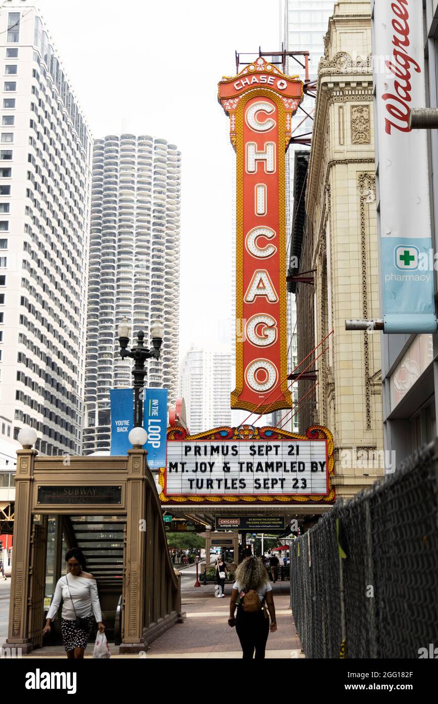 Das Schild und das Festzelt vor dem Chicago Theater an der North State Street in Chicago, Illinois, USA, im Sommer 2021. Stockfoto