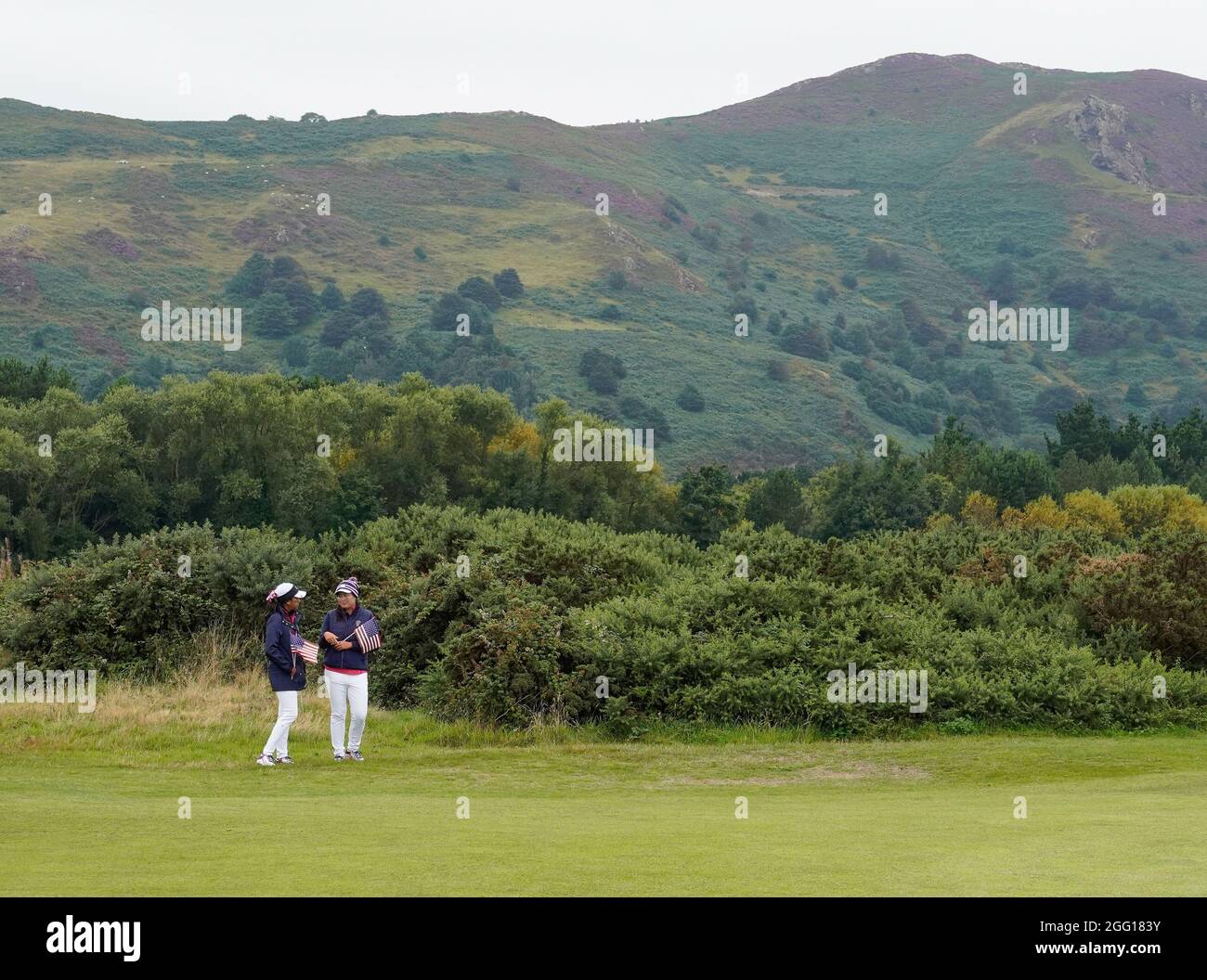Das Team USA beobachtet abwechselnd während des Curtis Cup Tag 1 - Morning Foursoms 2021 im Conwy Golf Club, Conwy, Wales am 26/8/21 . (Steve Flynn/Bild von Stockfoto