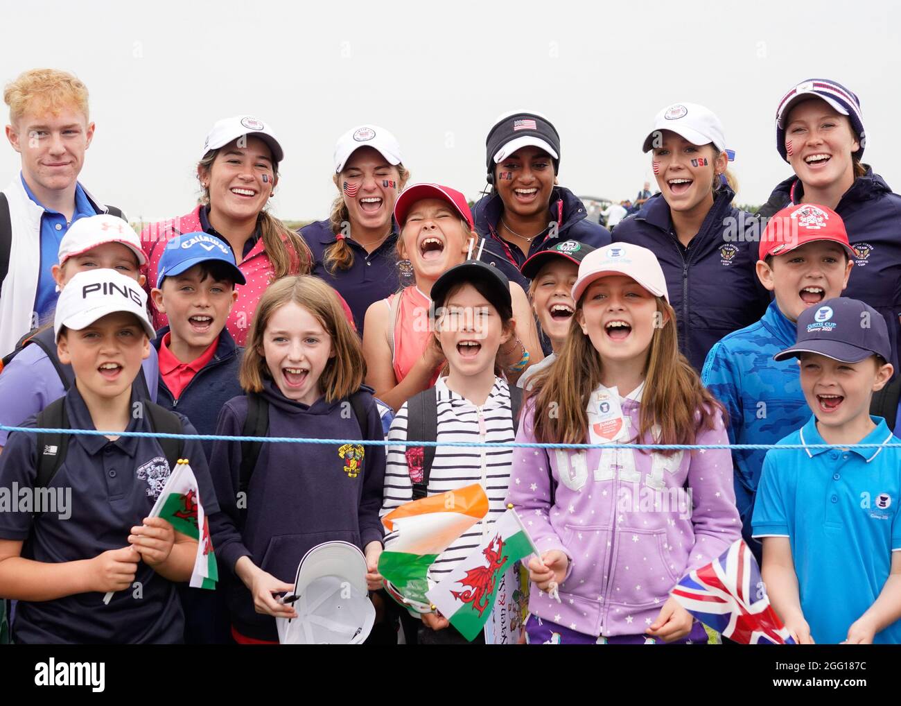 Mitglieder des Team USA posieren mit jungen Fans während des Curtis Cup Day 1 - Morning Foursomen 2021 im Conwy Golf Club, Conwy, Wales am 26/8/21 . (Steve Fly Stockfoto