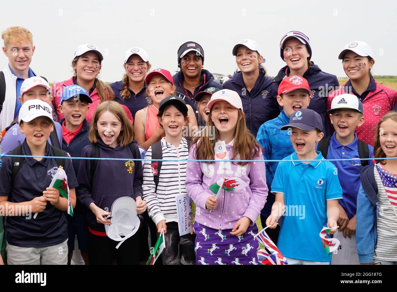Mitglieder des Team USA posieren mit jungen Fans während des Curtis Cup Day 1 - Morning Foursomen 2021 im Conwy Golf Club, Conwy, Wales am 26/8/21 . (Steve Fly Stockfoto
