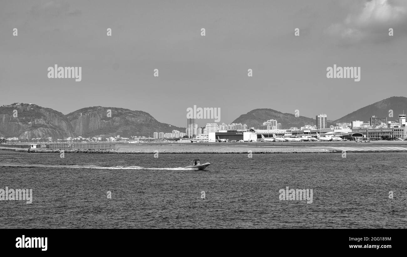 Rio de Janeiro, Brasilien - UM 2021: Landschaft der Guanabara-Bucht, Rio de Janeiro, südöstliches Brasilien Stockfoto