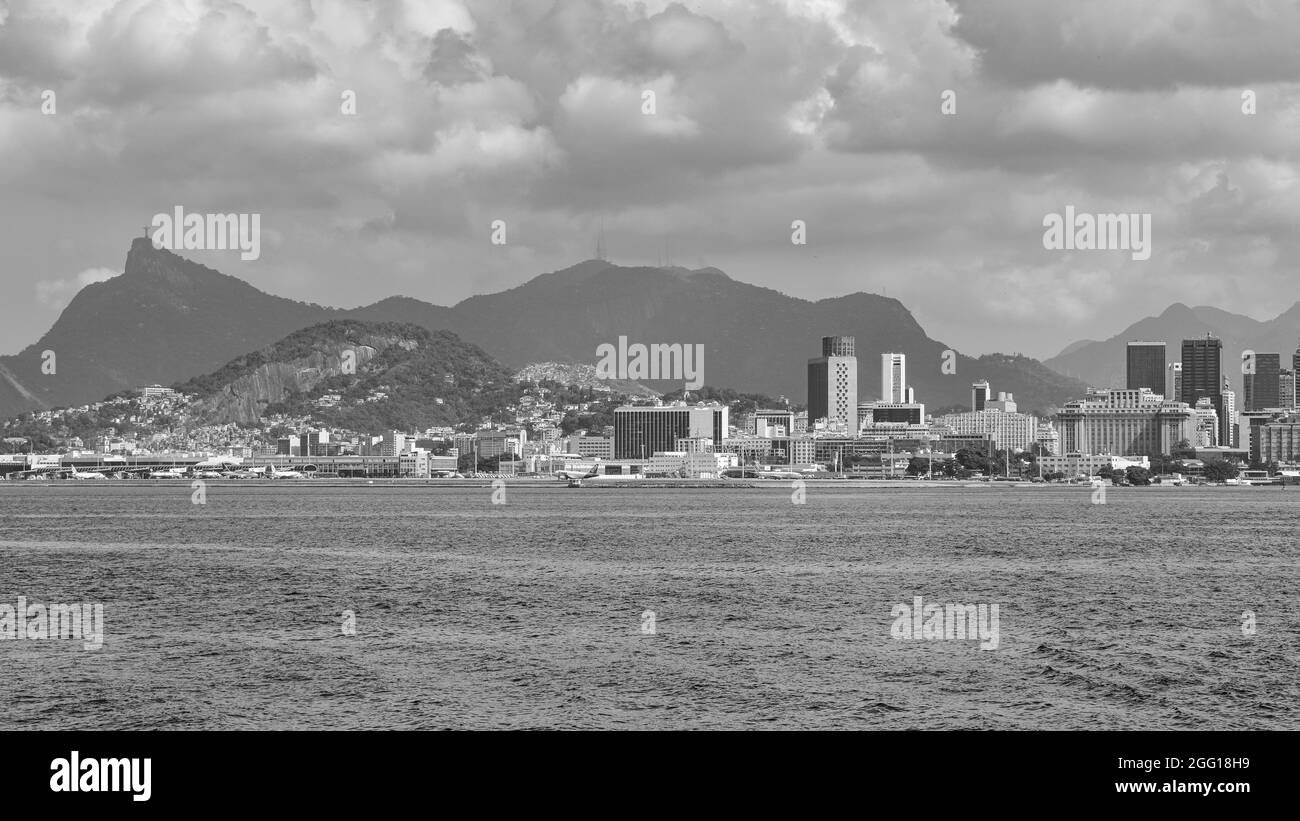 Rio de Janeiro, Brasilien - UM 2021: Landschaft der Guanabara-Bucht, Rio de Janeiro, südöstliches Brasilien Stockfoto