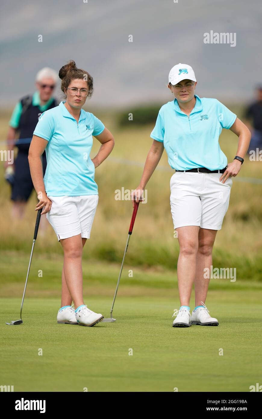 Annabel Wilson und Emily Toy vom Team GB&I während des Curtis Cup 2021 Day 1 - Afternoon Fourballs im Conwy Golf Club, Conwy, Wales am 26/8/21 . (Steve F. Stockfoto