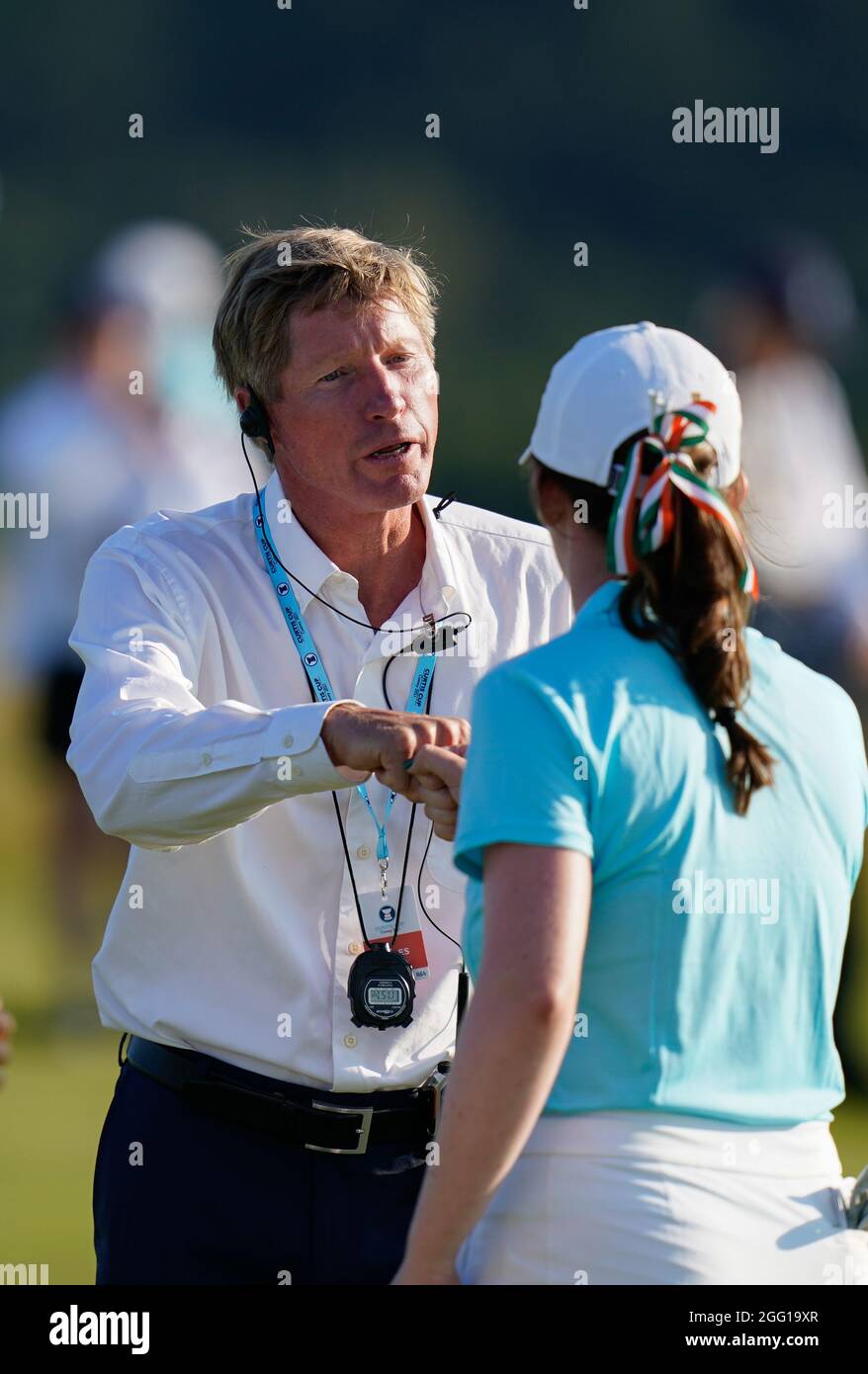 Der Schiedsrichter gratuliert Caley McGinty vom Team GB&I während des Curtis Cup Day 1 am Nachmittag des 2021. Tages im Conwy Golf Club, Conwy, Wales am 2 Stockfoto