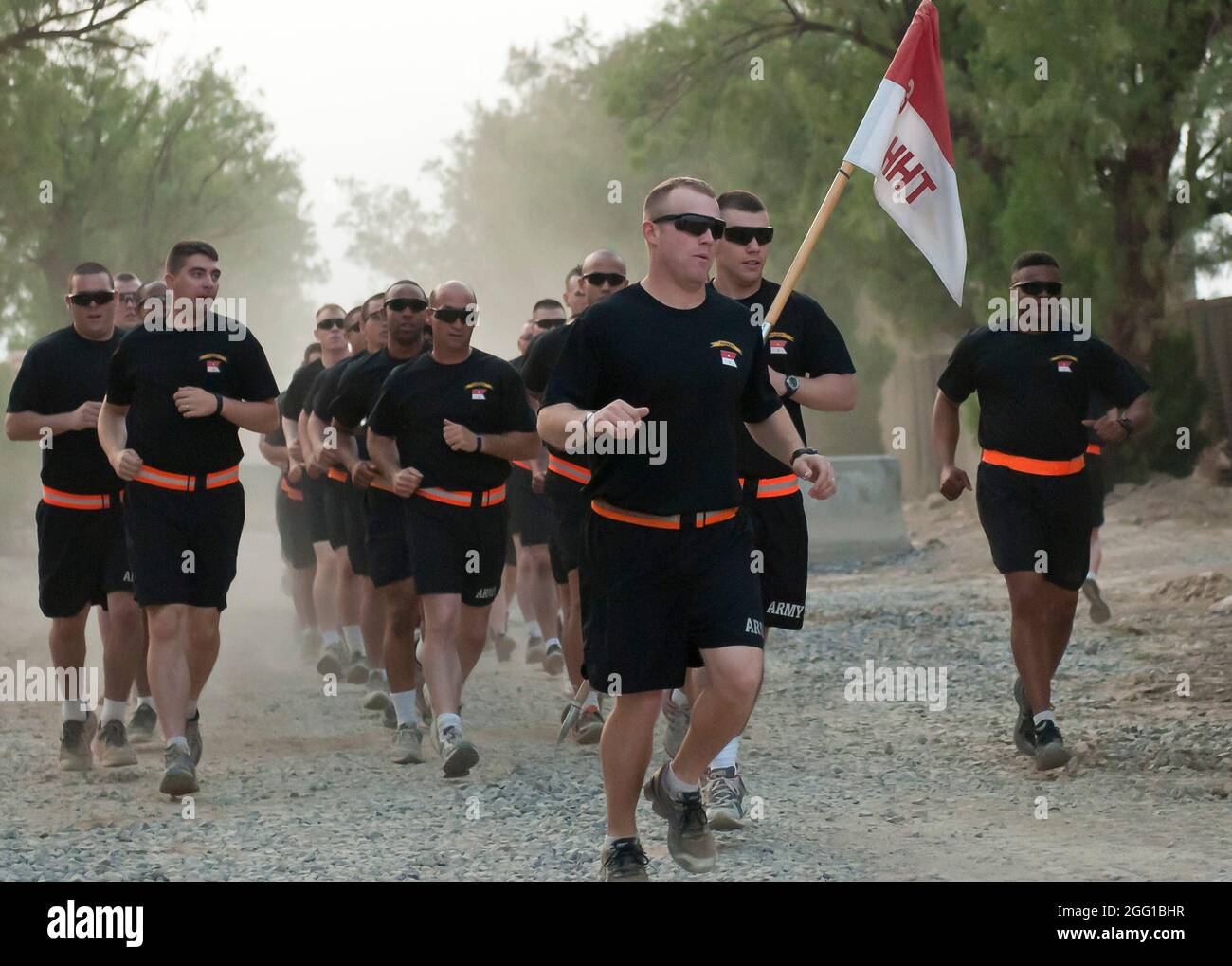 Soldaten der 3. Staffel, des 4. Kavallerieregiments, der 3. Brigade und der 25. Infanterie-Division laufen in Tribut an den gefallenen New Yorker Feuerwehrmann Stephen Siller am 11. September auf der Forward Operative Base Shinwar, Afghanistan. Das Ereignis emuliert den heroischen 3.1 Meilen, die Siller vom Brooklyn Battery Tunnel zum Ground Zero gelaufen ist. Stockfoto