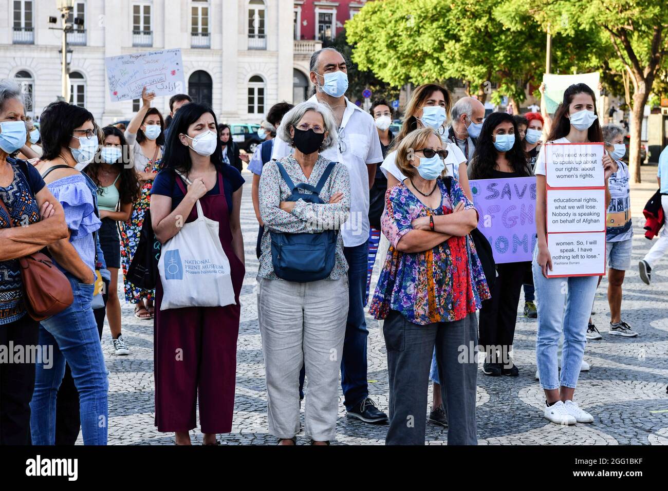 Lissabon, Portugal. August 2021. Aktivisten hörten Reden während der Kundgebung. Das feministische Kollektiv Por Todas Nos organisierte eine Kundgebung zur Verteidigung afghanischer Frauen und Kinder auf dem Rossio-Platz und präsentierte eine Initiative, die von 18 Gruppen und Vereinigungen unterzeichnet wurde und über 150 individuelle Unterschriften zur Erhöhung der Flüchtlingsquote verfügt. Bei der Kundgebung wurden Zeugenaussagen von Frauen aus Afghanistan verlesen. Kredit: SOPA Images Limited/Alamy Live Nachrichten Stockfoto