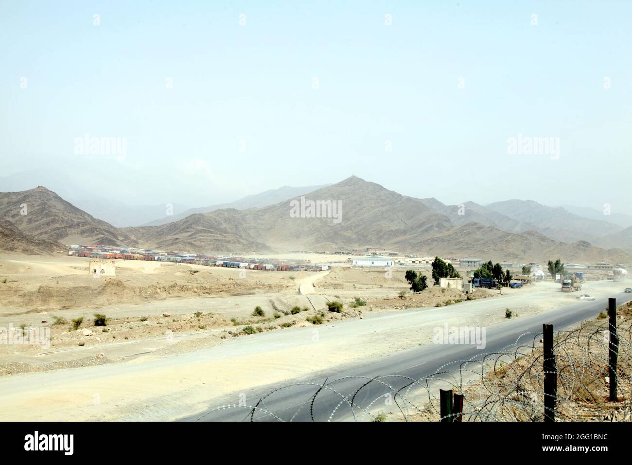 Eine malerische Aussicht entlang des Khyber Passes, vor dem Forward Operationsstützpunkt Torkham, in der Provinz Nangarhar, 9. September 2013. Der Khyber Pass ist ein Bergpass, der Afghanistan und Pakistan verbindet und den nordöstlichen Teil der Spin Ghar Berge durchschneidet. (USA Foto der Armee von Staff Sgt. Darian George/Freigegeben) Stockfoto
