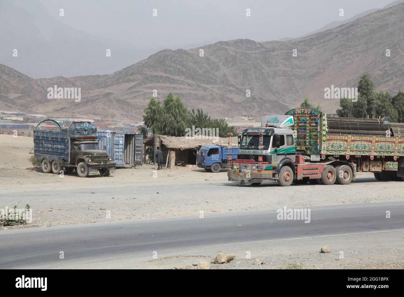 Ein Lieferwagen parkt am Khyber Pass, außerhalb der Forward Operationsbasis Torkham, in der Provinz Nangarhar, am 9. September 2013. Der Khyber Pass ist ein Bergpass, der Afghanistan und Pakistan verbindet und den nordöstlichen Teil der Spin Ghar Berge durchschneidet Foto der Armee von Staff Sgt. Darian George/Freigegeben) Stockfoto