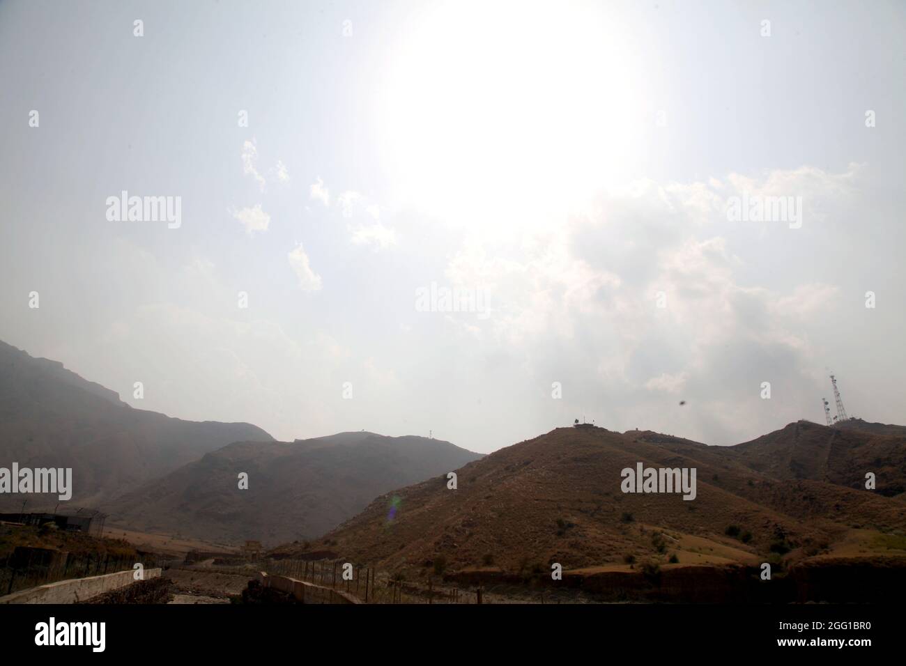 Khyber Pass befindet sich außerhalb der Vorwärtsoperationsbasis Torkham, in der Provinz Nangarhar, 9. September 2013.der Khyber Pass ist ein Bergpass, der Afghanistan und Pakistan verbindet und den nordöstlichen Teil der Spin Ghar Berge durchschneidet Foto der Armee von Staff Sgt. Darian George/Freigegeben) Stockfoto
