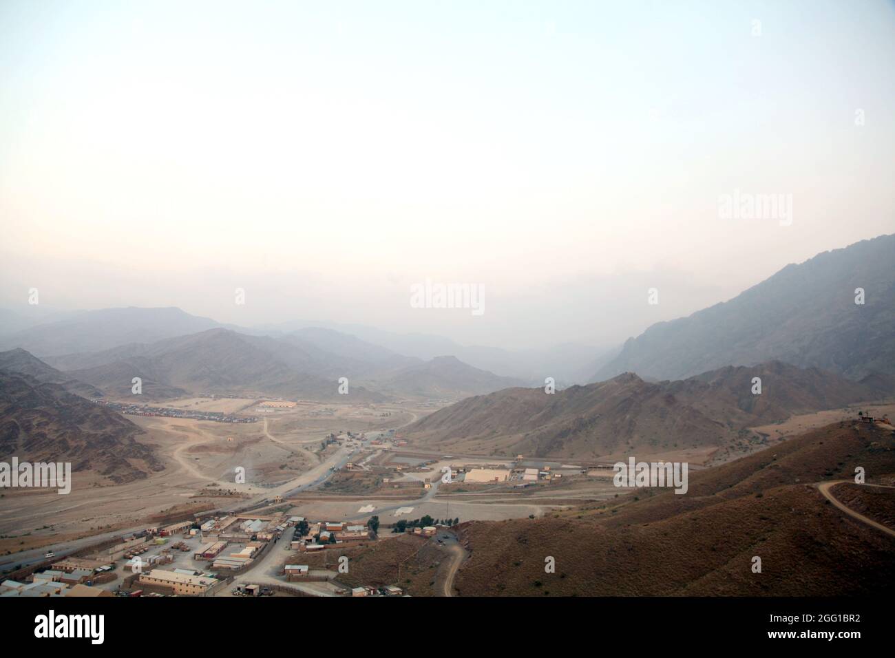 Landschaftlich reizvolle Aussicht über das Torkham Gate entlang des Khyber Passes, außerhalb der Vorwärtsoperationsbasis Torkham, in der Provinz Nangarhar, Afghanistan, 9. September 2013.der Khyber Pass ist ein Bergpass, der Afghanistan und Pakistan verbindet und den nordöstlichen Teil der Spin Ghar Berge durchschneidet. (USA Foto der Armee von Staff Sgt. Darian George/Freigegeben) Stockfoto