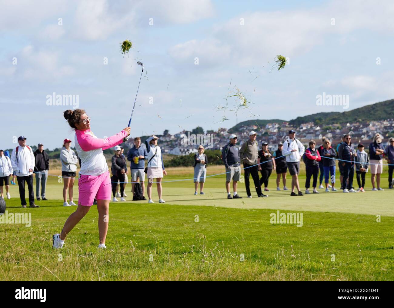 Emily Toy vom Team GB&I spielt ihren zweiten Schuss auf das 12. Loch während des Curtis Cup Day 2 am Morgen 2021 im Conwy Golf Club, Conwy, Wales On Stockfoto