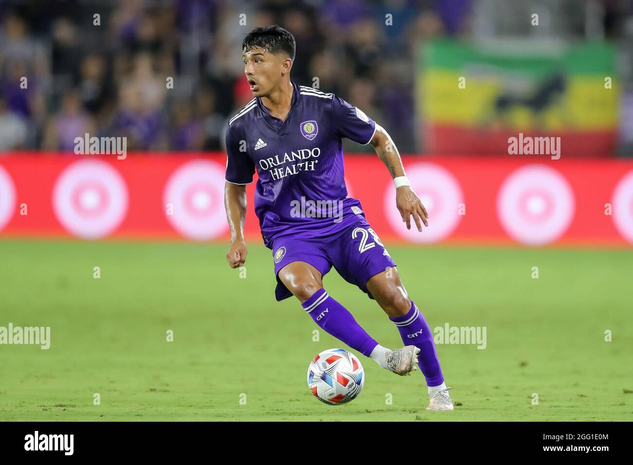 27. August 2021: Der Mittelfeldspieler RAUL AGUILERA (28) von Orlando City steuert den Ball beim Fußballspiel MLS Orlando City gegen Inter Miami am 27. August 2021 im Exploria Stadium in Orlando, FL. (Bild: © Cory Knowlton/ZUMA Press Wire) Stockfoto