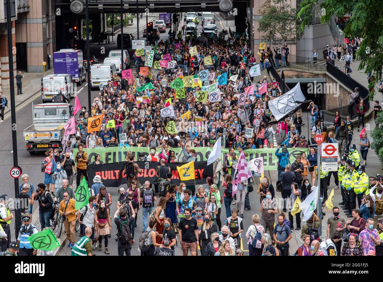 Extinction Rebellion's Impossible Rebellion Demonstranten halten Banner und Plakate auf dem Blutgeld-marsch, indem sie die Behauptung der Wirtschaft, die Stadt London sei auf Blutgeld aufgebaut, entkolonialisieren. (Foto von Dave Rushen / SOPA Images/Sipa USA) Stockfoto