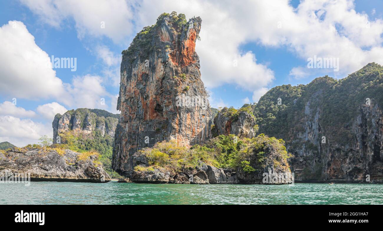 Zerklüftete Klippe zwischen Ao Nang Beach und Railay Beach in Krabi Thailand. Diese schöne Gegend ist ein beliebtes Ziel in Thailand Andamanensee Stockfoto