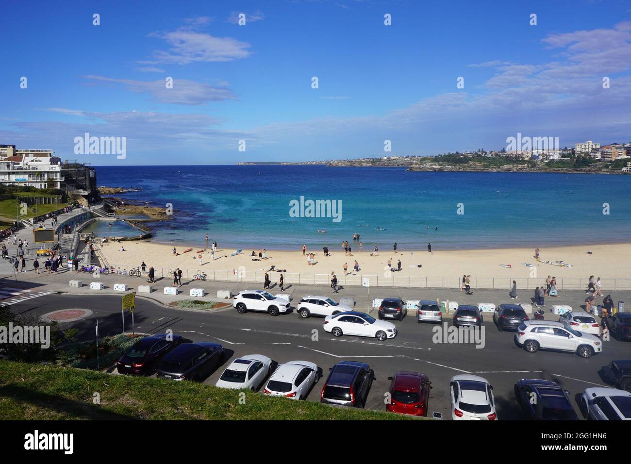 Hochwinkel-Panoramablick auf das nördliche Ende des Bondi Beach während der Absperrung Stockfoto