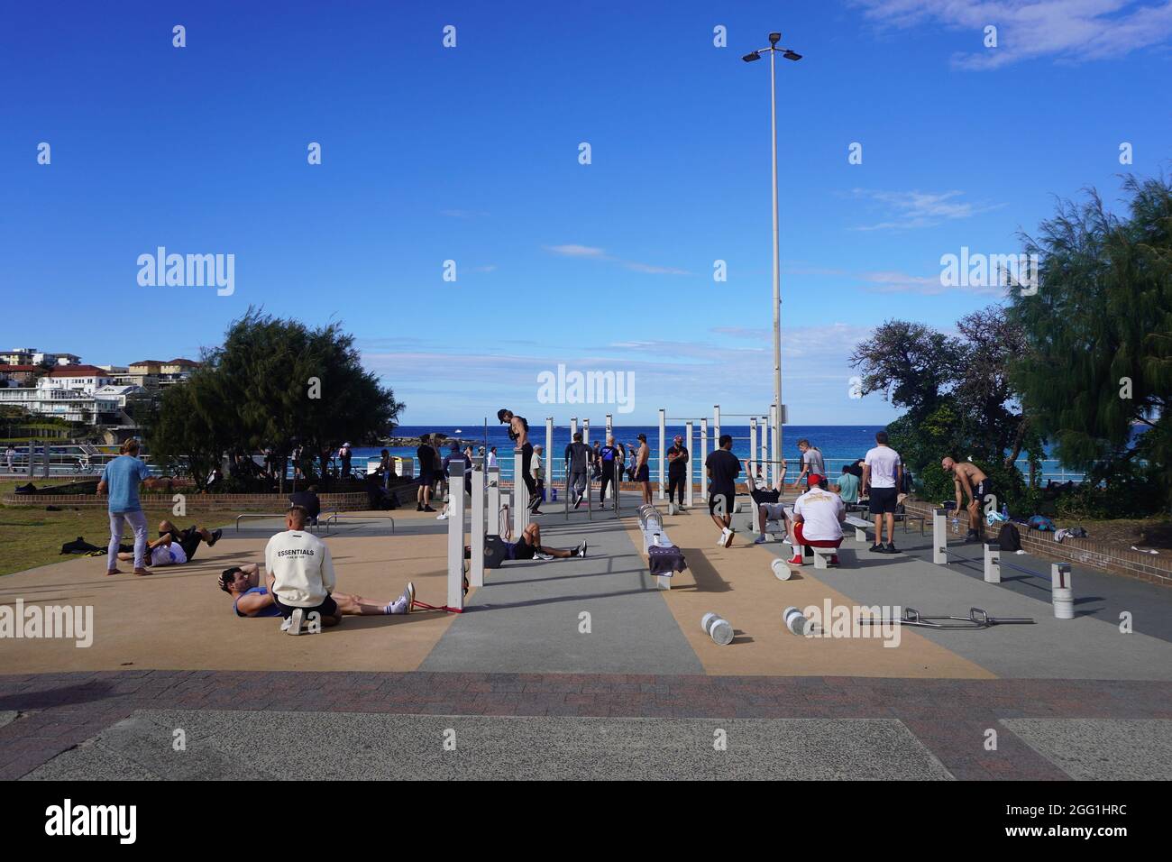 Menschen trainieren am Bondi Beach während des Lockdown Stockfoto