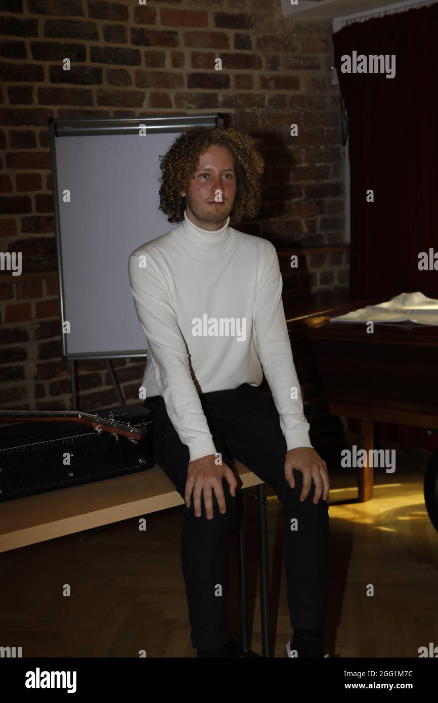 Valentin Kuhn bei den Proben zur 4. Windflüchter Charity Gala zu Gunsten der Stiftung ‚Betroffen‘ im Carl-Wilhelm-Scheele-Saal – HOTEL SCHEELEHOF.Stra Stockfoto