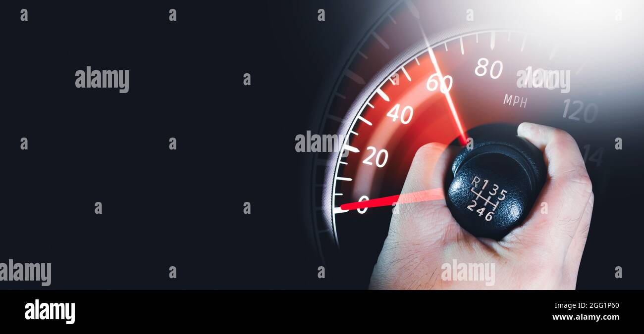 Der Fahrer steuert den Schalthebel und das Auto Kilometerstand fegt nach oben, Copy Space, Double Exposure Automotive Concept Stockfoto