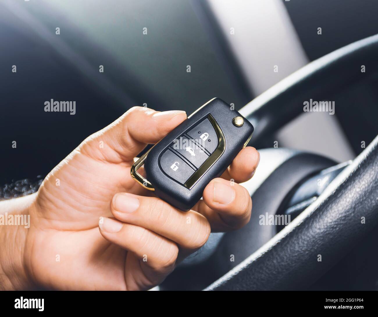 Schlüsselloses Türöffnungssystem in der Hand des Besitzers am Fahrzeug Stockfoto