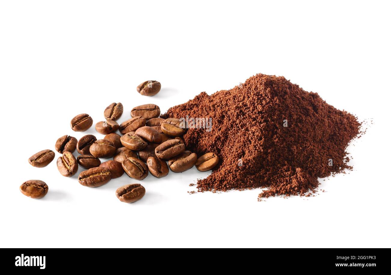 Stapel gemahlenen Kaffees und Kaffeebohnen auf weißem Hintergrund Stockfoto