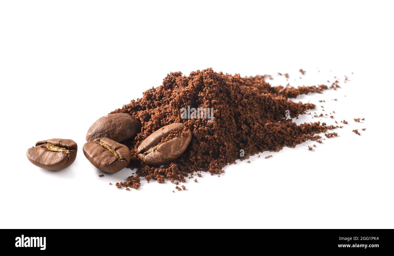 Kaffeebohnen und gemahlener Kaffee auf weißem Hintergrund Stockfoto