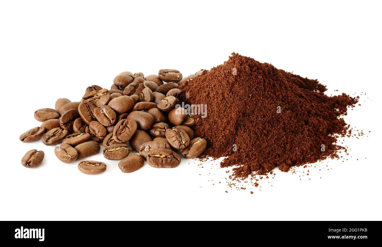 Ein Haufen gemahlenen Kaffees und Kaffeebohnen, isilliert auf weiß Stockfoto