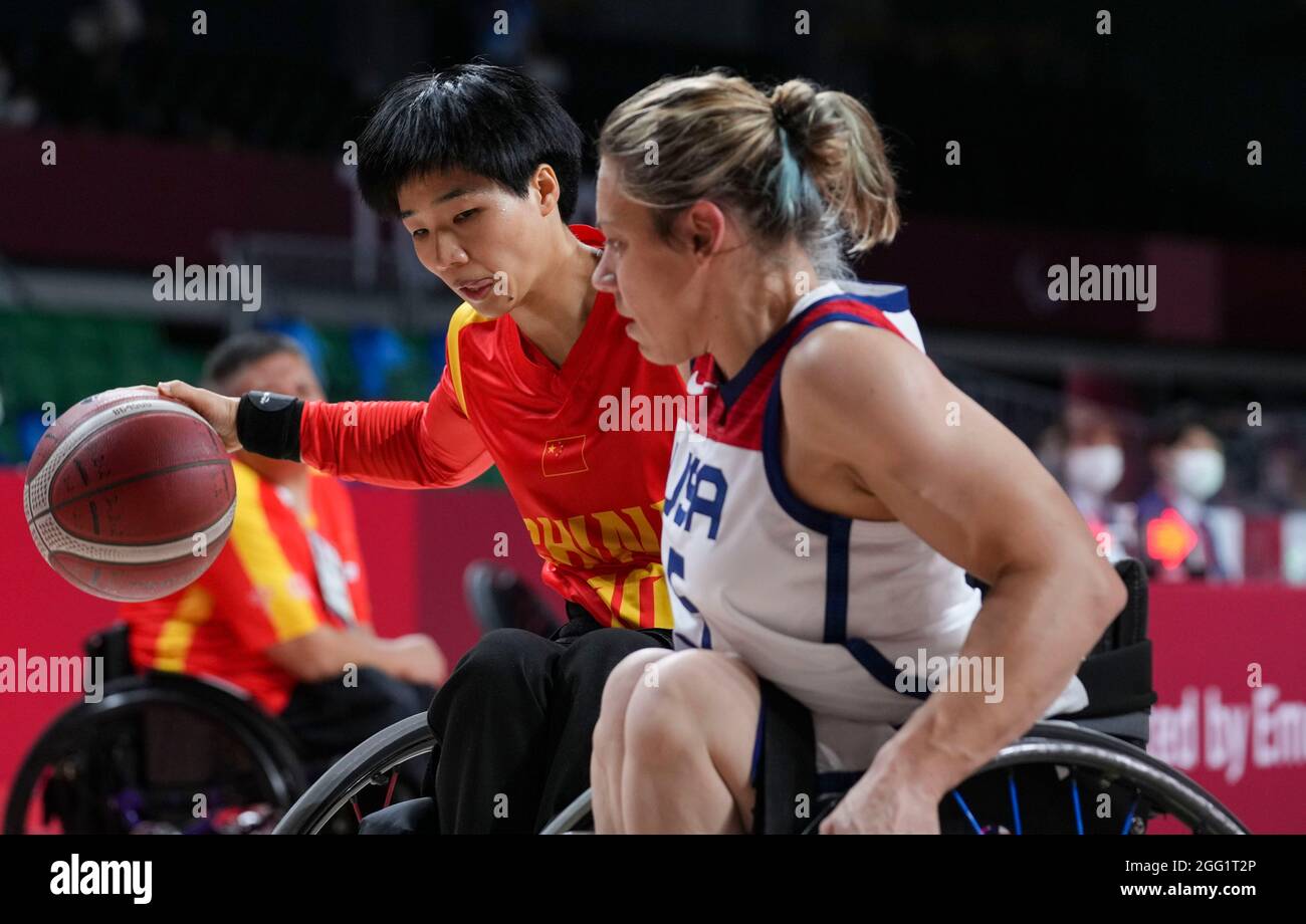 Tokio, Japan. August 2021. Huang Xiaolian (L) aus China bricht während der Vorrunde des Rollstuhlbasketballs zwischen China und den Vereinigten Staaten bei den Paralympischen Spielen 2020 in Tokio, Japan, am 28. August 2021 durch. Quelle: Hu Huhu/Xinhua/Alamy Live News Stockfoto