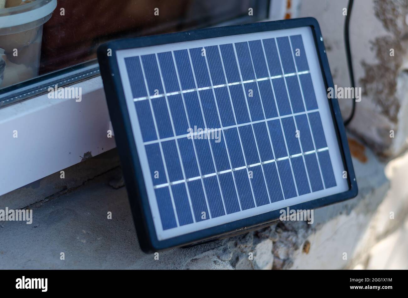 Solarpanel auf Fensterbank. Kleine Solarbatterie. Laden Sie Ihren Laptop  und andere elektronische Geräte mit erneuerbaren Energien. Im Freien.  Selektiver Fokus Stockfotografie - Alamy